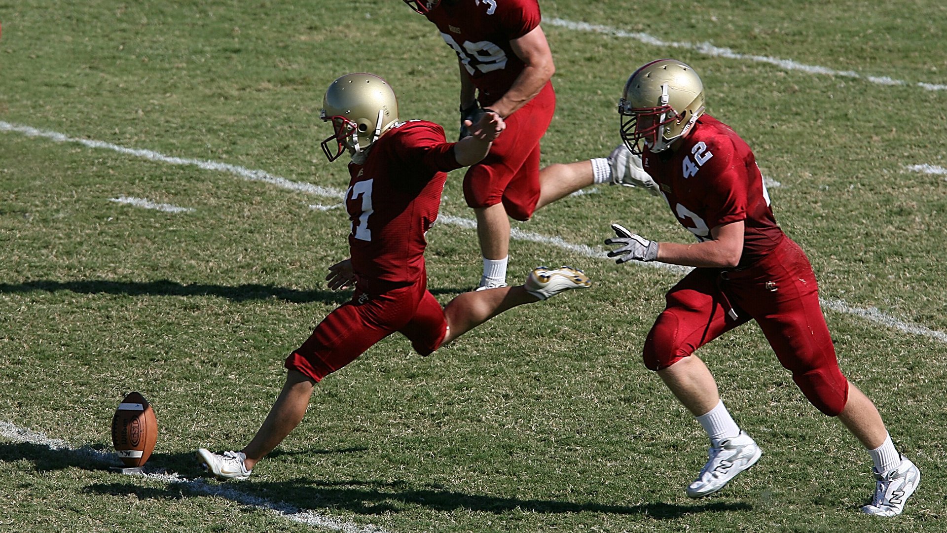 球员在欧冠赛场上凭借团队配合体现绝佳默契，欧冠人员